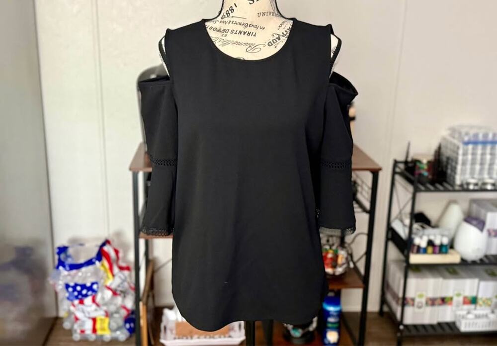 Women’s Ann Taylor Black Top w/Cold Shoulders Size Medium